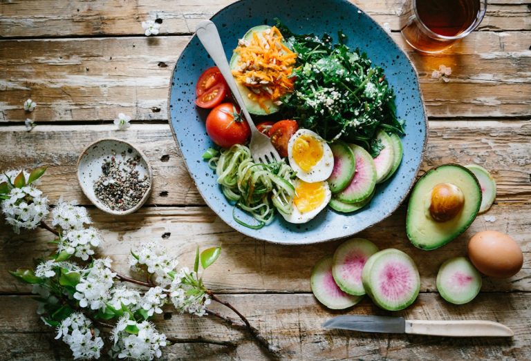 Keto Lebensmittel: Eier, Gemüse, gesunde Fette